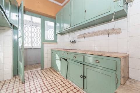 T2 junto ao Mercado de Benfica – Excelente localização e grande potencial!