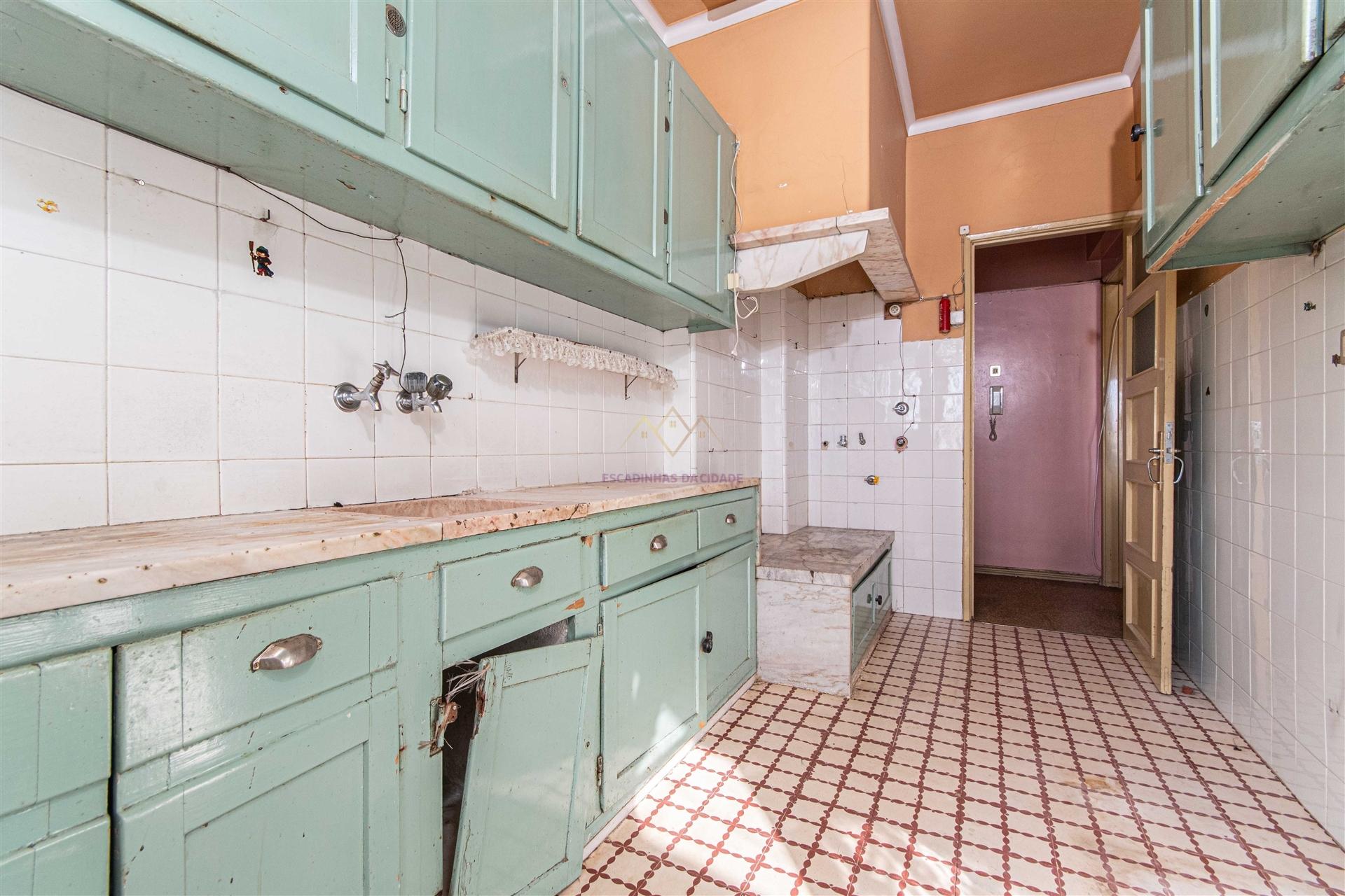 T2 junto ao Mercado de Benfica – Excelente localização e grande potencial!