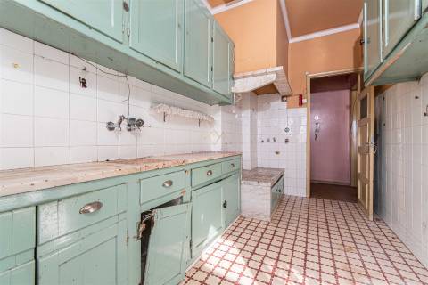 T2 junto ao Mercado de Benfica – Excelente localização e grande potencial!