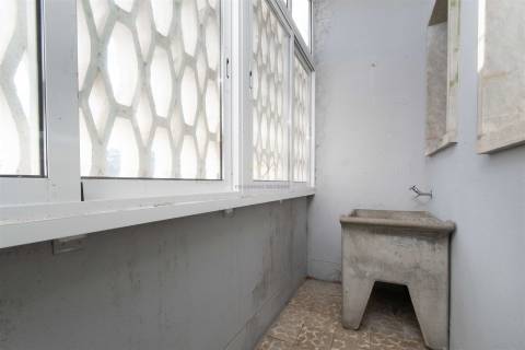 T2 junto ao Mercado de Benfica – Excelente localização e grande potencial!