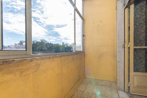 T2 junto ao Mercado de Benfica – Excelente localização e grande potencial!