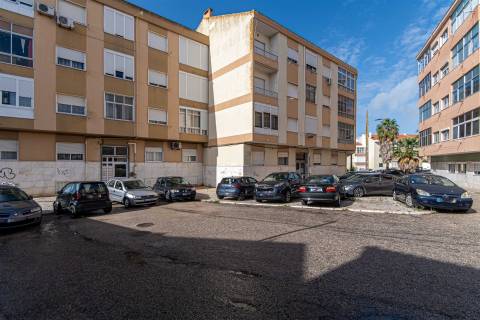 Apartamento T2 – Um Refúgio de Conforto e Luminosidade no Coração da Cidade