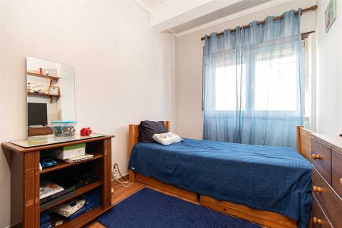 Apartamento T2 – Um Refúgio de Conforto e Luminosidade no Coração da Cidade