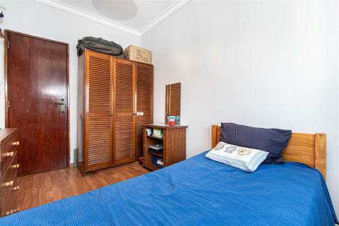 Apartamento T2 – Um Refúgio de Conforto e Luminosidade no Coração da Cidade