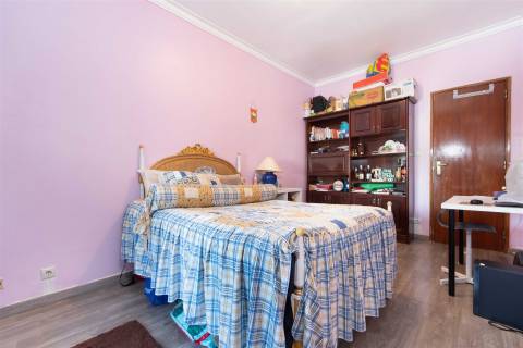 Apartamento T2 – Um Refúgio de Conforto e Luminosidade no Coração da Cidade