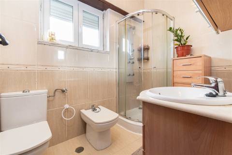 Apartamento T2 – Um Refúgio de Conforto e Luminosidade no Coração da Cidade