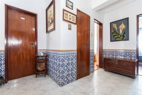 Apartamento T2 – Um Refúgio de Conforto e Luminosidade no Coração da Cidade