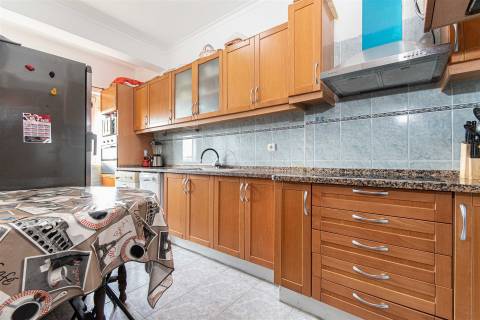 Apartamento T2 – Um Refúgio de Conforto e Luminosidade no Coração da Cidade