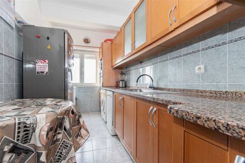 Apartamento T2 – Um Refúgio de Conforto e Luminosidade no Coração da Cidade