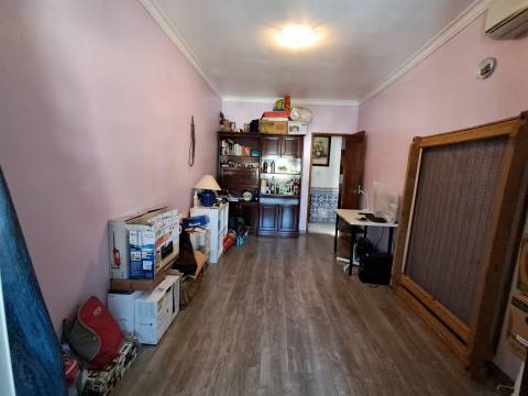 Apartamento T2 – Um Refúgio de Conforto e Luminosidade no Coração da Cidade