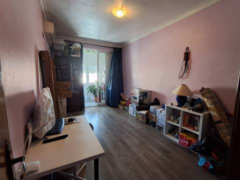 Apartamento T2 – Um Refúgio de Conforto e Luminosidade no Coração da Cidade