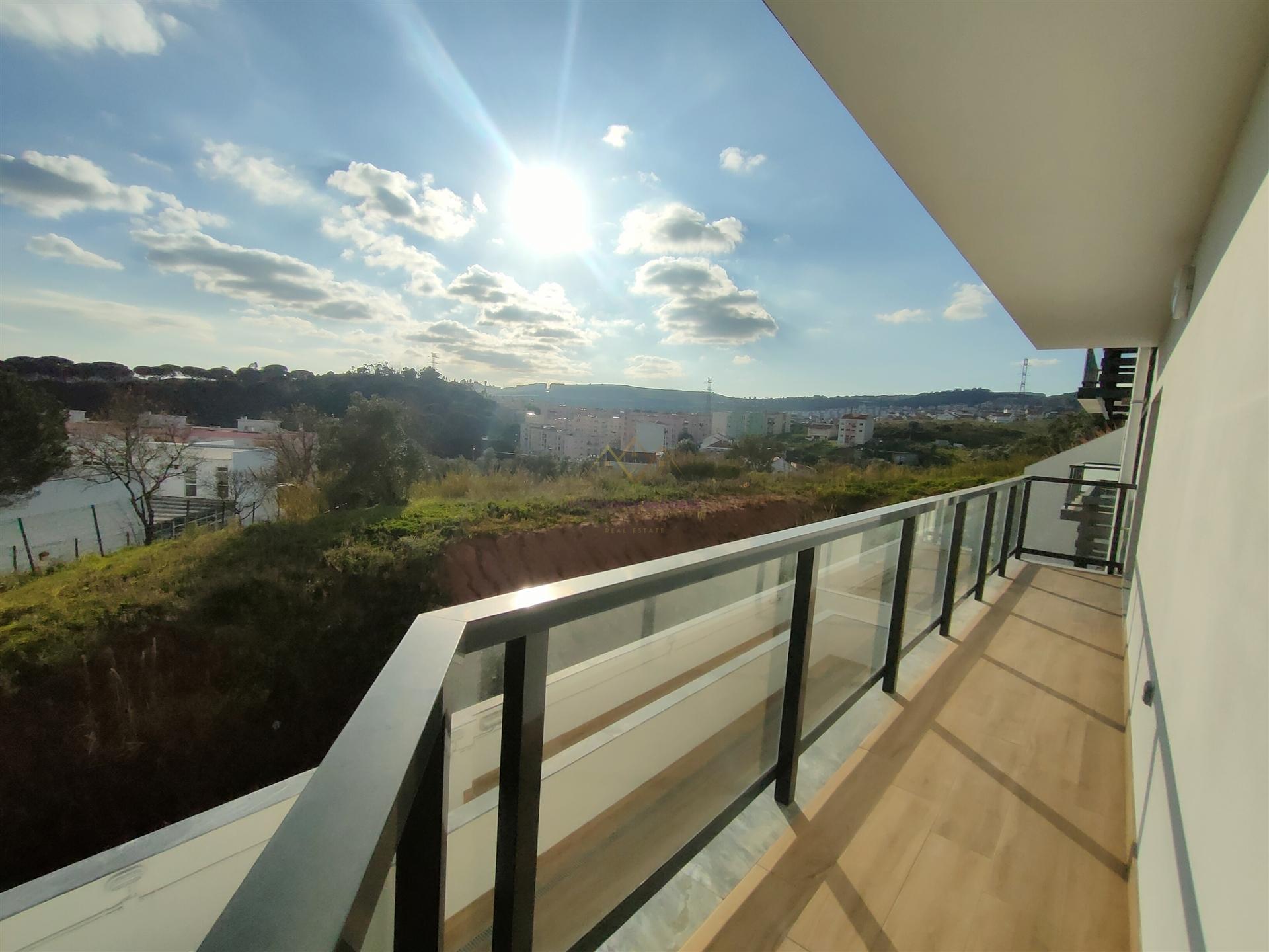 T2 Luminoso com grande varanda e 2 lugares de garagem, em Odivelas