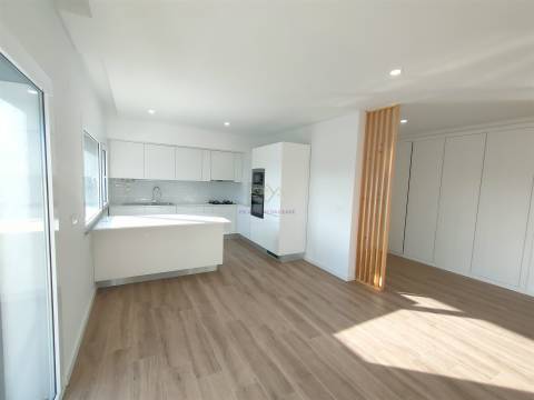 T2 Luminoso com grande varanda e 2 lugares de garagem, em Odivelas