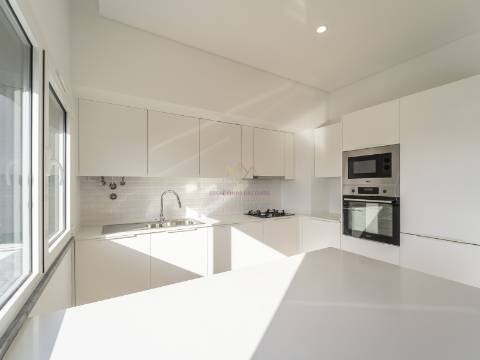 T2 Luminoso com grande varanda e 2 lugares de garagem, em Odivelas