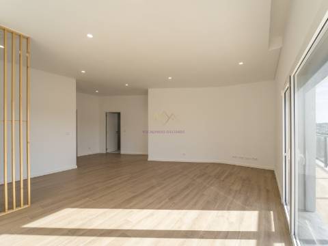 T2 Luminoso com grande varanda e 2 lugares de garagem, em Odivelas