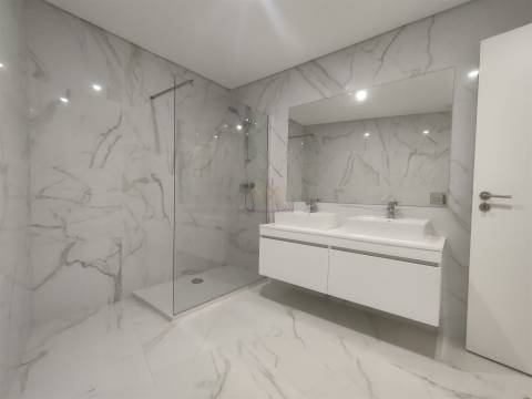 T2 Luminoso com grande varanda e 2 lugares de garagem, em Odivelas