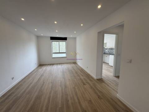 Apartamento T1 Totalmente Renovado em Loures