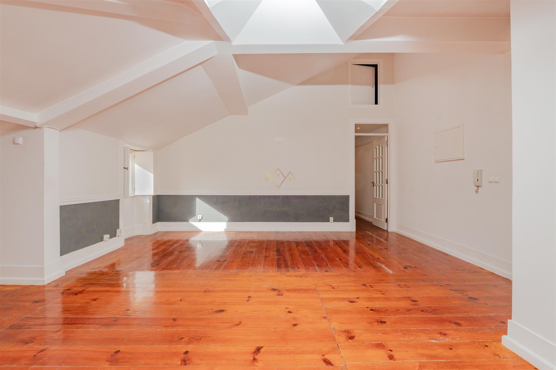 Elegância na Lapa: T2+2 com Alma e Vista Desafogada