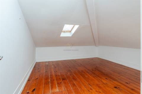 Elegância na Lapa: T2+2 com Alma e Vista Desafogada