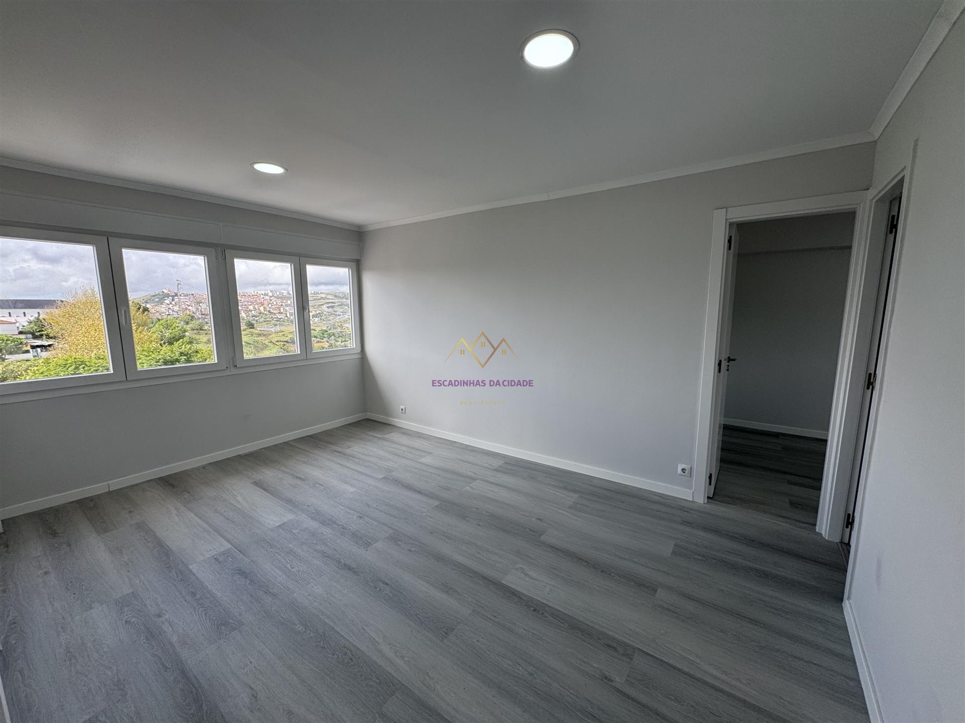 T2 Totalmente Renovado na Pontinha