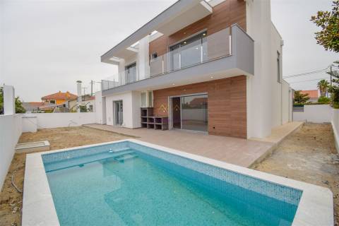 Moradia T4 Isolada com piscina em zona nobre de Azeitão