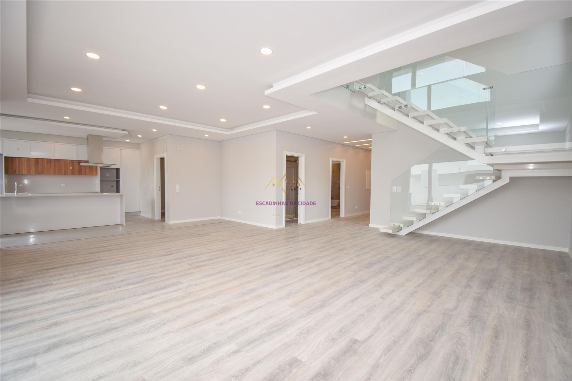 Moradia T4 Isolada com piscina em zona nobre de Azeitão