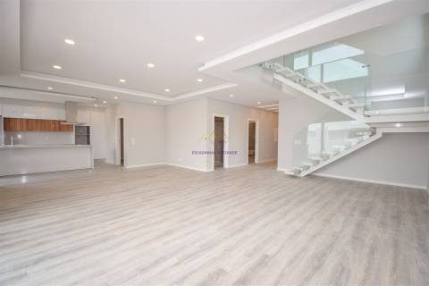 Moradia T4 Isolada com piscina em zona nobre de Azeitão