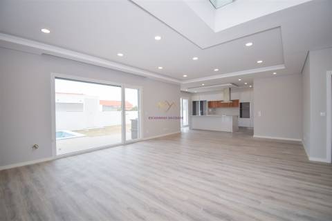 Moradia T4 Isolada com piscina em zona nobre de Azeitão