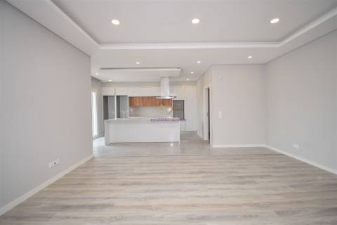 Moradia T4 Isolada com piscina em zona nobre de Azeitão