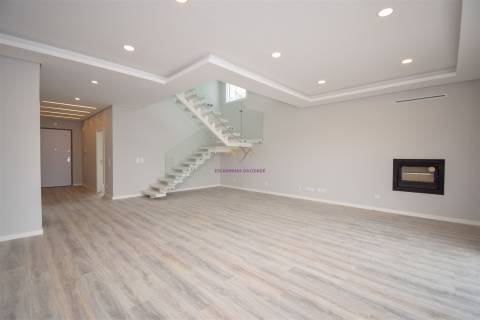 Moradia T4 Isolada com piscina em zona nobre de Azeitão