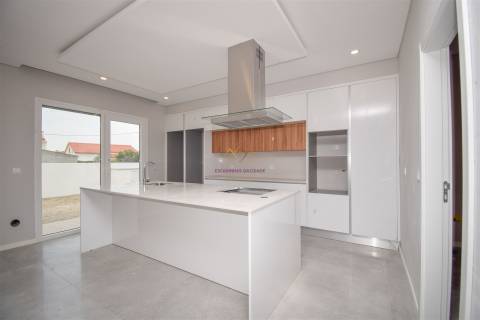 Moradia T4 Isolada com piscina em zona nobre de Azeitão