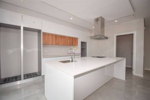 Moradia T4 Isolada com piscina em zona nobre de Azeitão