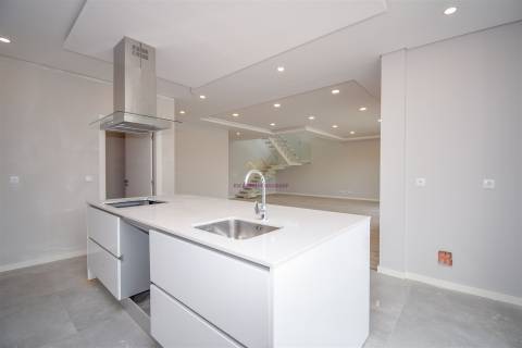 Moradia T4 Isolada com piscina em zona nobre de Azeitão