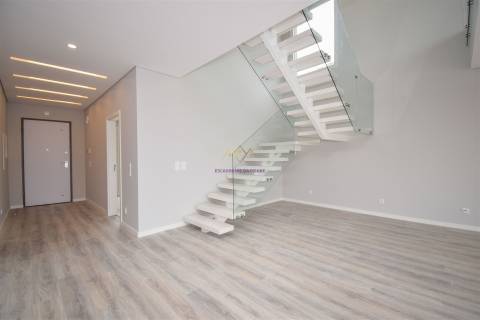 Moradia T4 Isolada com piscina em zona nobre de Azeitão