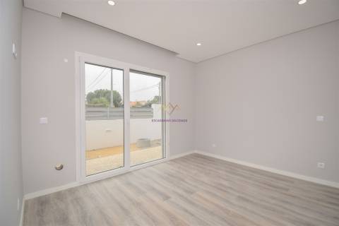 Moradia T4 Isolada com piscina em zona nobre de Azeitão