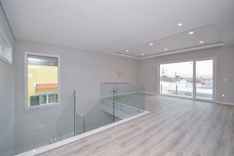 Moradia T4 Isolada com piscina em zona nobre de Azeitão