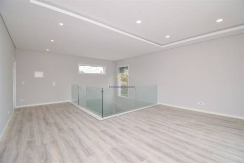 Moradia T4 Isolada com piscina em zona nobre de Azeitão