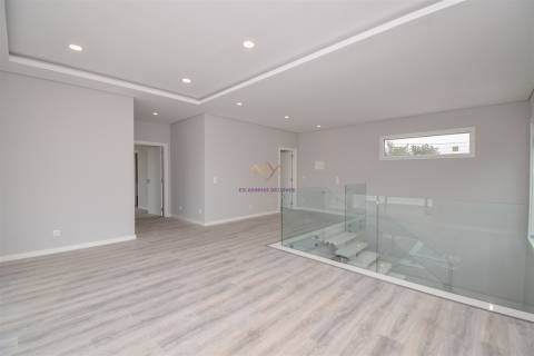 Moradia T4 Isolada com piscina em zona nobre de Azeitão