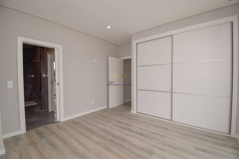 Moradia T4 Isolada com piscina em zona nobre de Azeitão