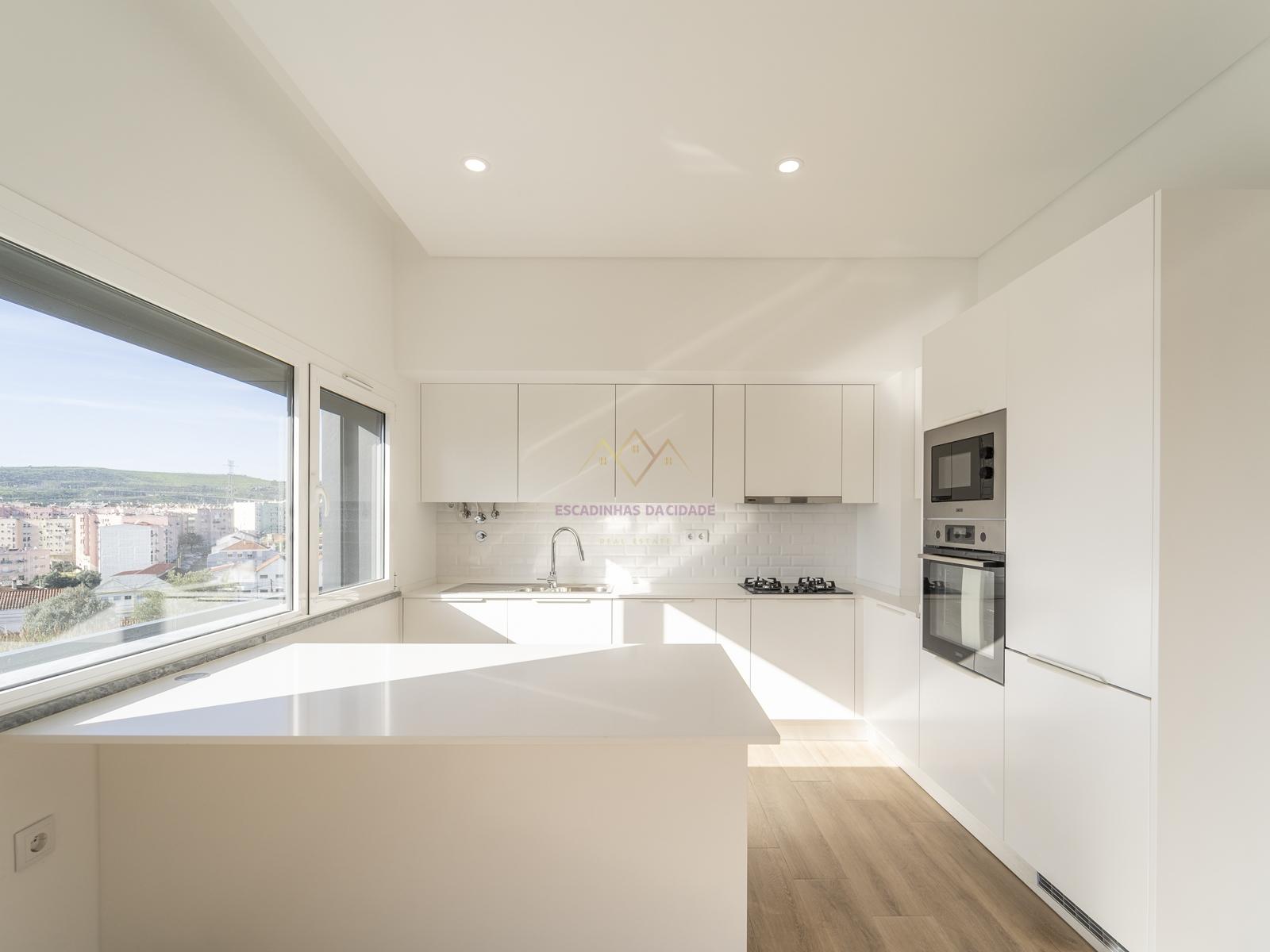 T2 Luminoso com grande varanda e 2 lugares de garagem, em Odivelas