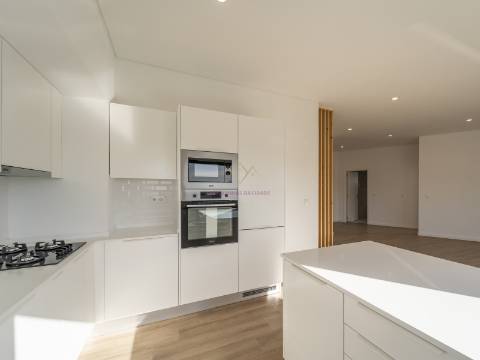 T2 Luminoso com grande varanda e 2 lugares de garagem, em Odivelas