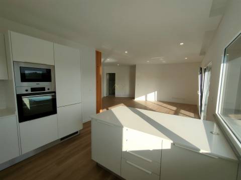 T2 Luminoso com grande varanda e 2 lugares de garagem, em Odivelas