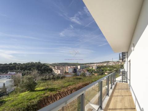 T2 Luminoso com grande varanda e 2 lugares de garagem, em Odivelas