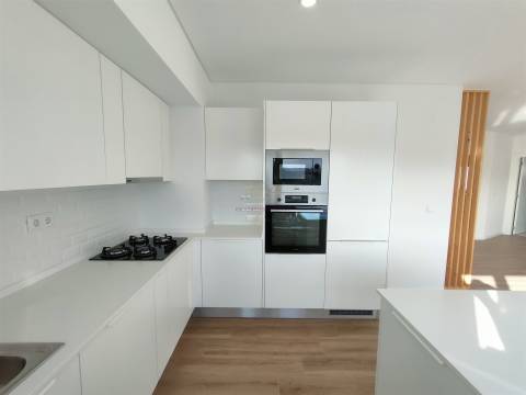 T2 Luminoso com grande varanda e 2 lugares de garagem, em Odivelas