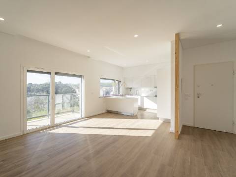 T2 Luminoso com grande varanda e 2 lugares de garagem, em Odivelas