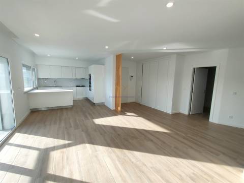 T2 Luminoso com grande varanda e 2 lugares de garagem, em Odivelas