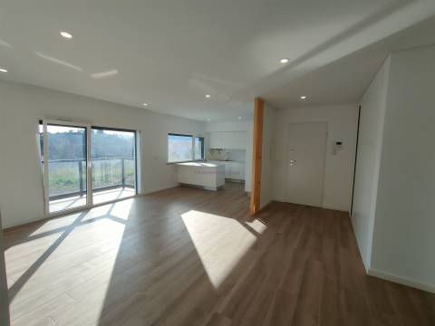 T2 Luminoso com grande varanda e 2 lugares de garagem, em Odivelas