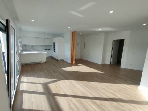 T2 Luminoso com grande varanda e 2 lugares de garagem, em Odivelas