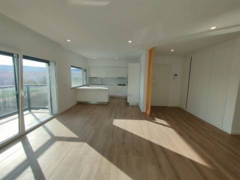 T2 Luminoso com grande varanda e 2 lugares de garagem, em Odivelas