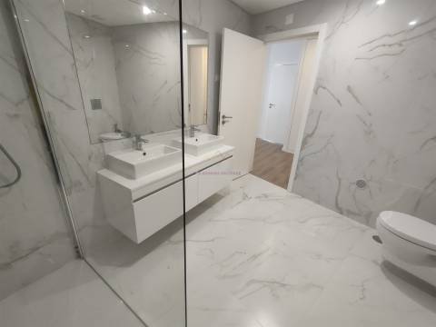 T2 Luminoso com grande varanda e 2 lugares de garagem, em Odivelas